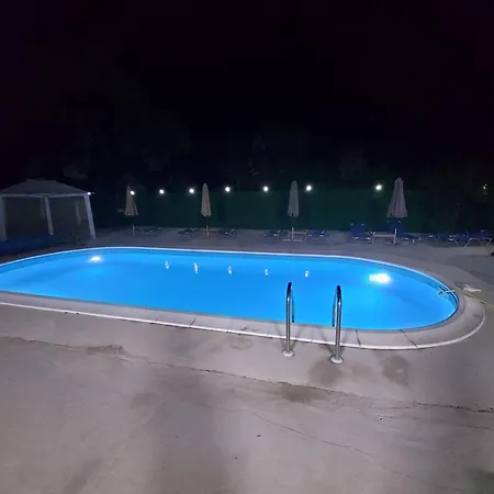 бела * Ταργκόβιστε